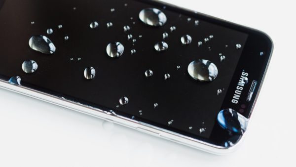 cosa-fare-se-smartphone-cade-in-acqua