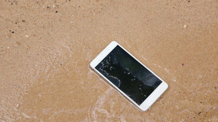 cosa-fare-se-il-tuo-smartphone-cade-in-acqua